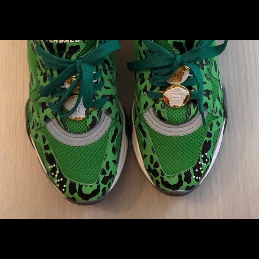 Women athletic shoes the white medusa is an add on
